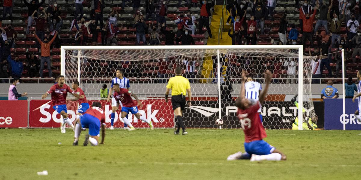 La eufórica celebración de los ticos tras el gol del triunfo sobre Honduras.