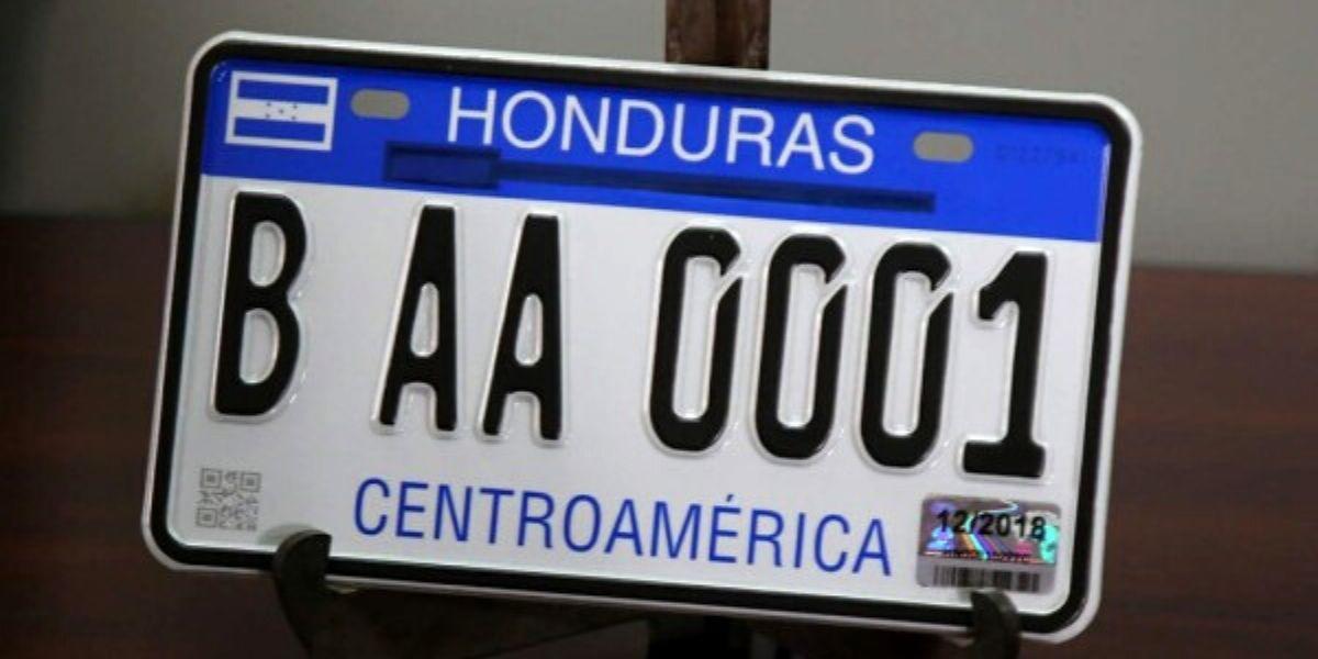 En oficina, autoservicio y a domicilio se entregan placas