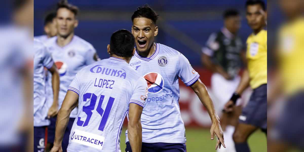 Diego Auzqui marcó tras la asistencia de Kevin López y celebró el gol con su compañero.