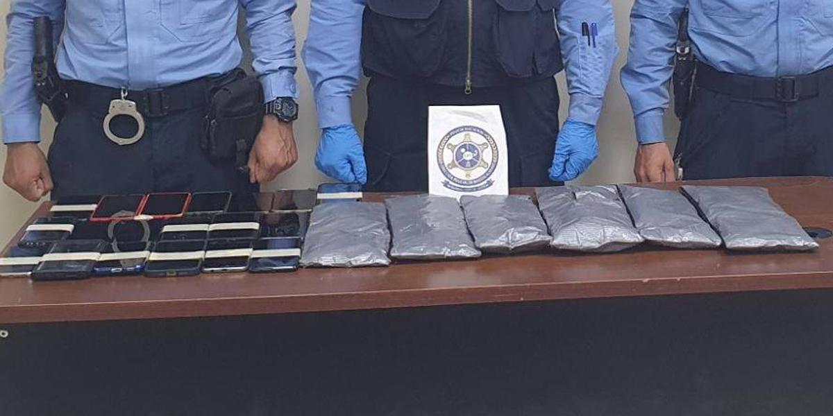 La droga y teléfonos decomisados.