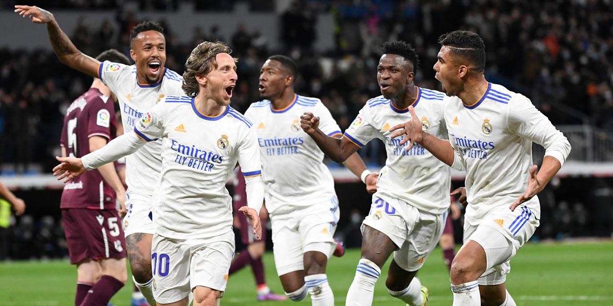 Real Madrid remonta con goleada a la Real Sociedad y se acerca al título de la Liga Española