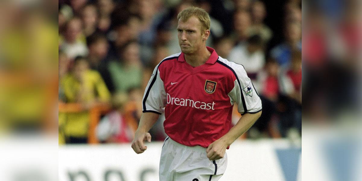 9. Igor Stepanovs - El defensa letón arribó por una broma al Arsenal. En el 2000, el central llegó al club inglés de la mano de Arsene Wenger, debido a que en una gira de prueba de pretemporada, Dennis Bergkamp y Ray Parlor molestaban de manera constante a Martin Keown, el central titular del equipo, que temía por su puesto siempre que llegaba alguien nuevo al equipo, comentando en alto lo bueno que era Stepanovs. Wenger se lo tomó en serio y lo fichó.