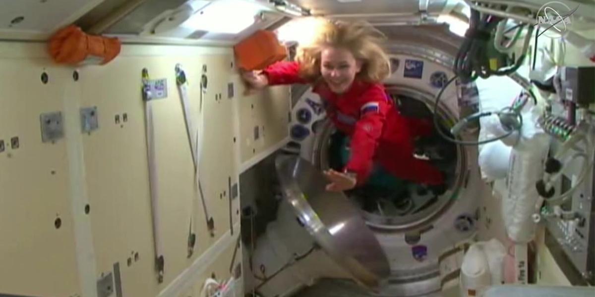 Equipo ruso llega a la ISS para filmar la primera película en el espacio