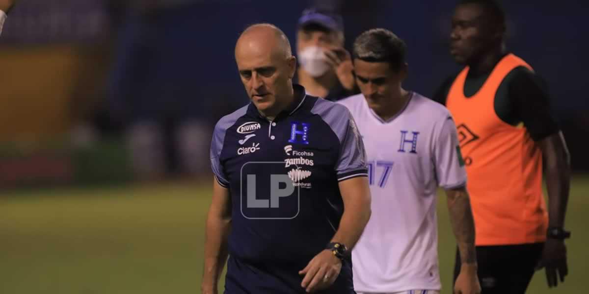 El entrenador uruguayo salió triste por la derrota.