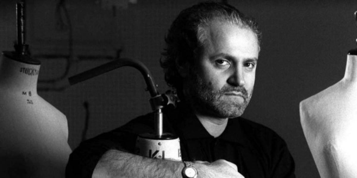 El 15 de julio de 1997, Gianni Versace se dirigía a su mansión luego de sus cotidianas caminatas, cuando fue tiroteado frente a su residencia.Fue ultimado por el asesino en serie Andrew Phillip Cunnanan, quien se suicidó luego del asesinato. Su cuerpo fue encontrado en una casa flotante.