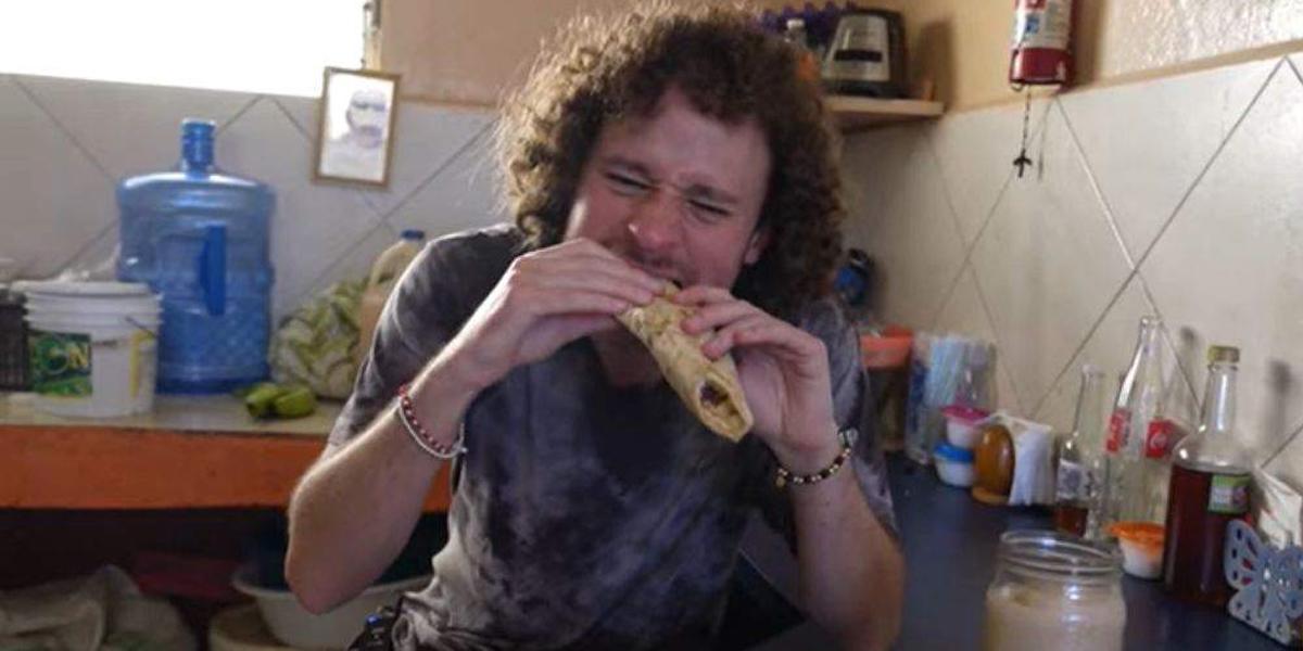 Viral: Luisito Comunica prueba las baleadas hondureñas y así reacciona