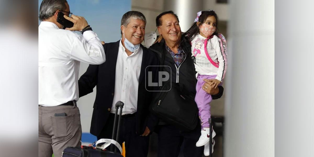 Un aficionado le pidió una foto al ‘Bolillo‘ Gómez y el colombiano accedió sin problemas.