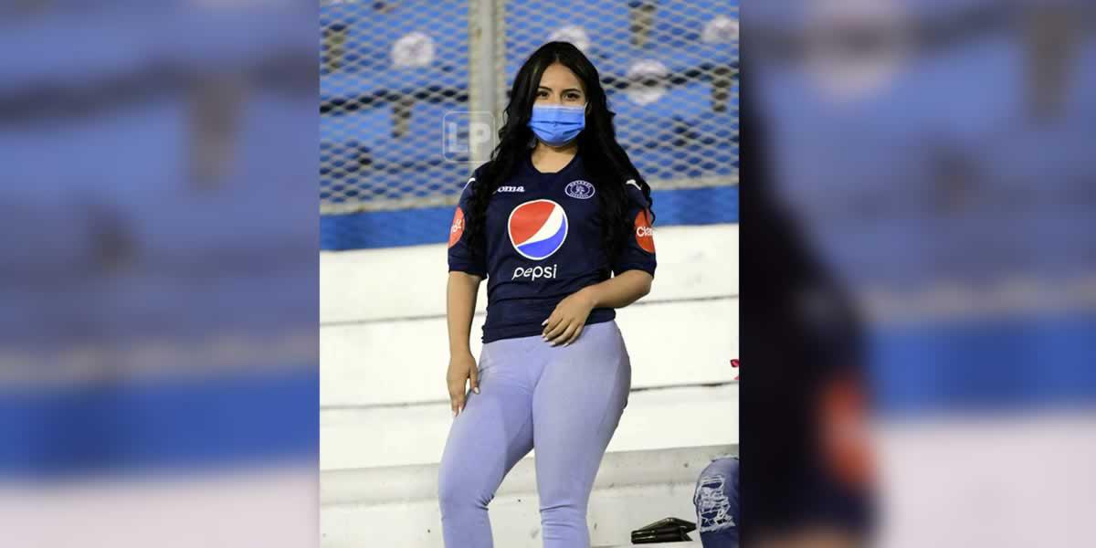 Una guapa aficionada del Motagua en las gradas del coloso sampedrano.