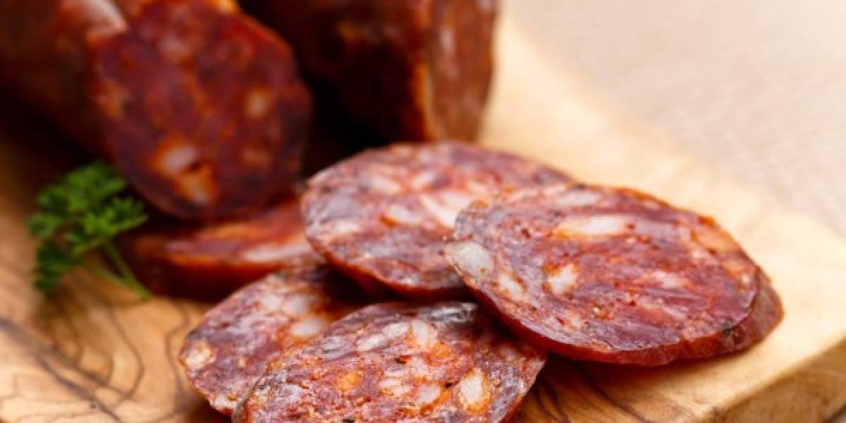 Chorizo: este embutido se caracteriza por ser uno de los alimentos que más provoca un aliento desagradable en la boca que puede perdurar durante varias horas si no se toman medidas para remediarlo.