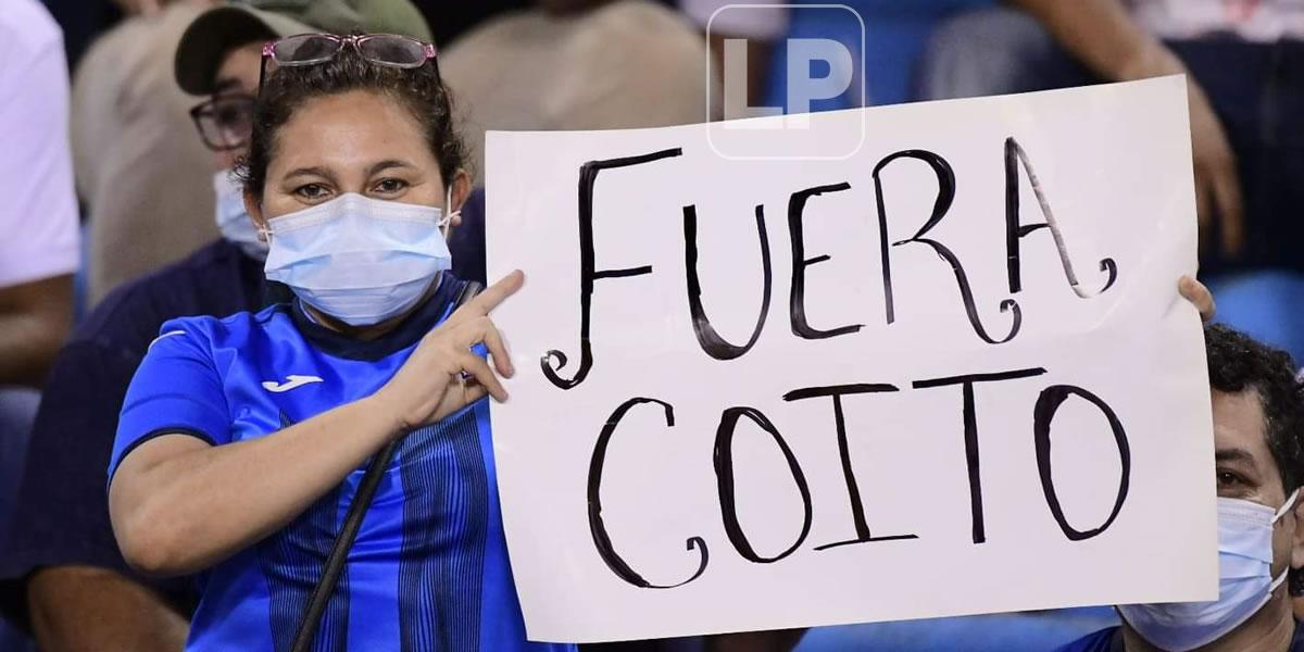 “Fuera, Coito”. Esta es una de las pancartas que más se ha repetido en los últimos partidos de la Selección de Honduras y ante Jamaica no faltó.