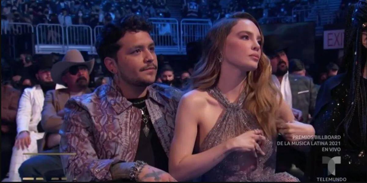 Christian Nodal y Belinda en los premios Latin Billboard de 2021.