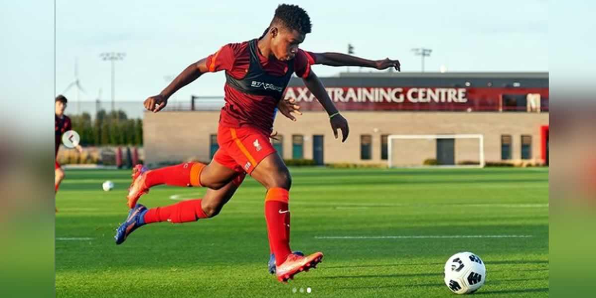Keyrol Figueroa sigue brillando en pretemporada del Liverpool U-18 y marca un doblete