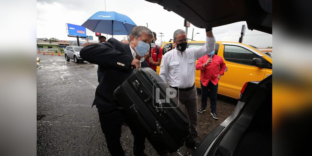 El propio ‘Bolillo‘ Gómez cargó y metió su maleta al vehículo en el que lo fue a traer Gerardo Ramos a la terminal aérea.