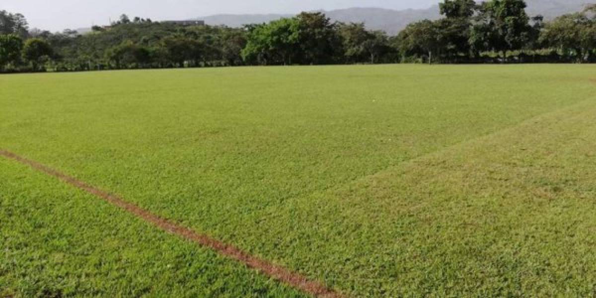 Los habitantes de la aldea Calpules en el municipio de Esquías, Comayagua, cuentan con esta cancha para jugar fútbol.