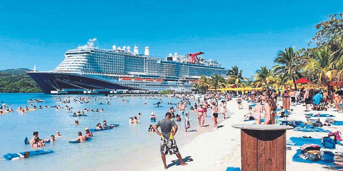 Con la mitad de pasajeros llegan los cruceros a Roatán por la pandemia