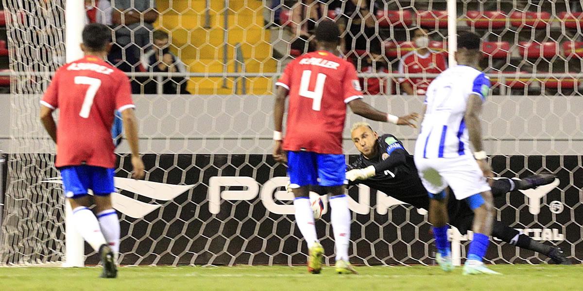 Keylor Navas tuvo que lucirse al máximo para salvar a Costa Rica ante Honduras.