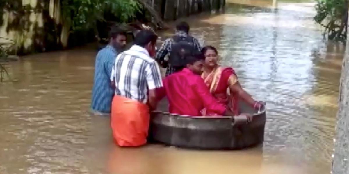 Video viral: pareja llega a su boda en una olla por fuertes inundaciones