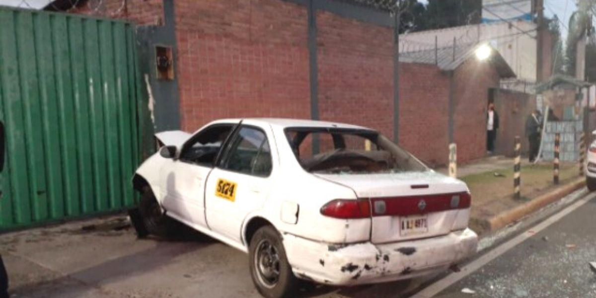 Perdió el control, invadió el otro carril e impactó contra el muro de una propiedad privada.