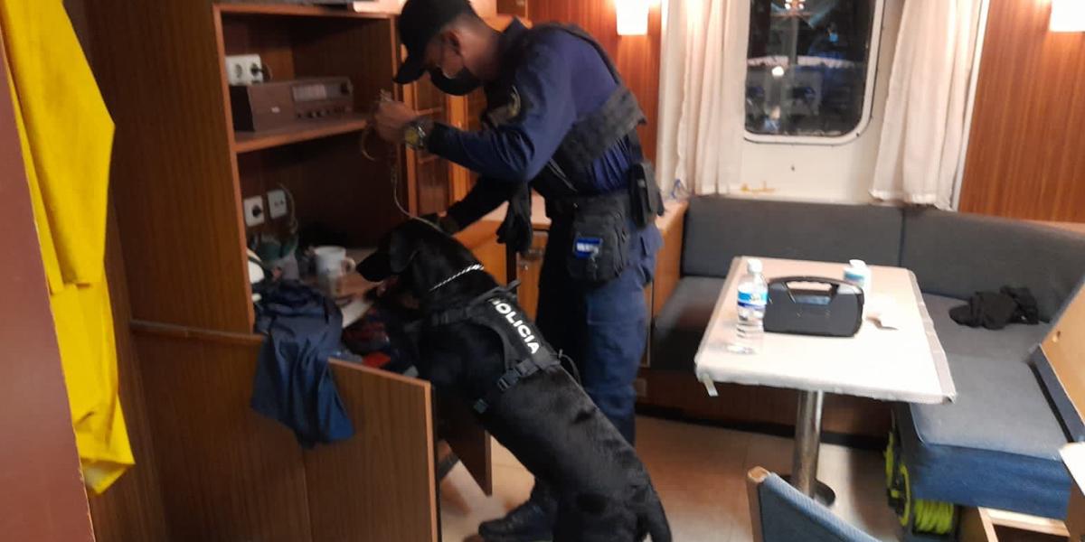 Decomisan seis paquetes de supuesta cocaína en un barco en Roatán