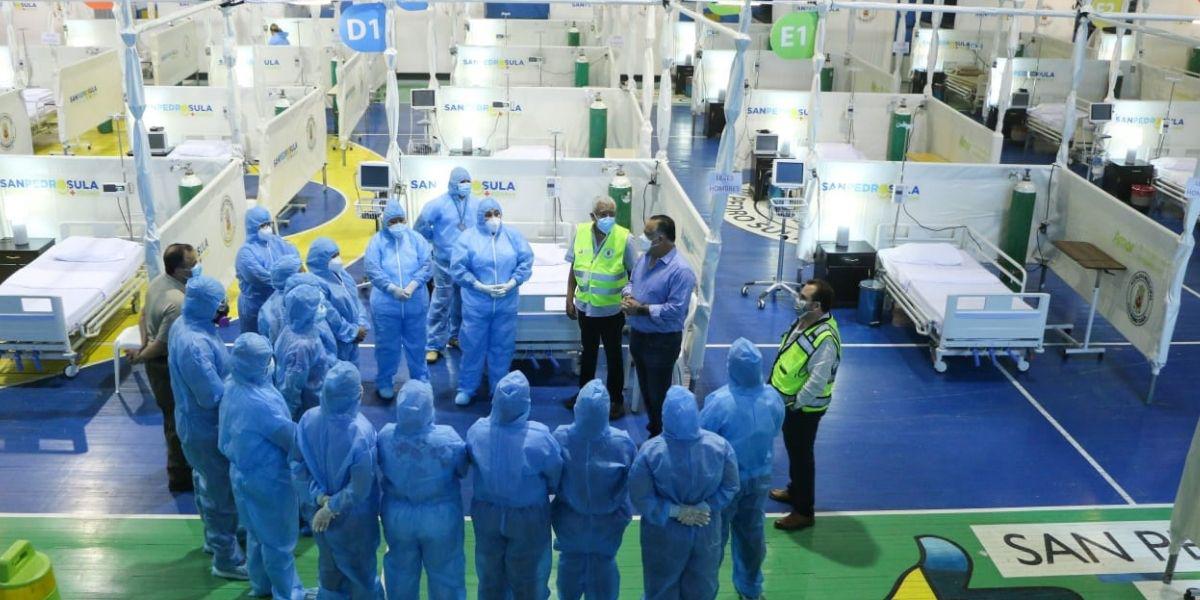 Calidonio en su intervención junto al personal sanitario, destinado por la alcaldía a cubrir ese espacio a tiempo completo.