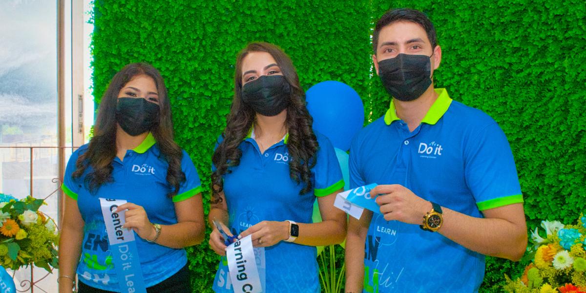 Tres jóvenes emprendedores cumplen sueño de abrir academia de inglés