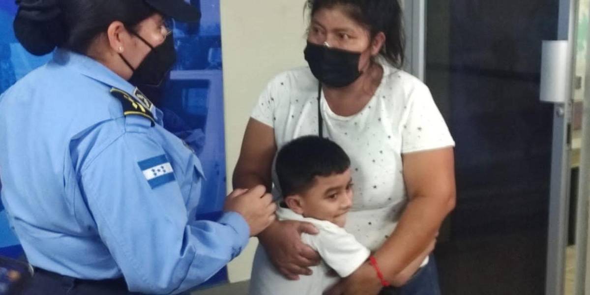 Menor se reencuentra con su madre tras haberse extraviado en mercado sampedrano
