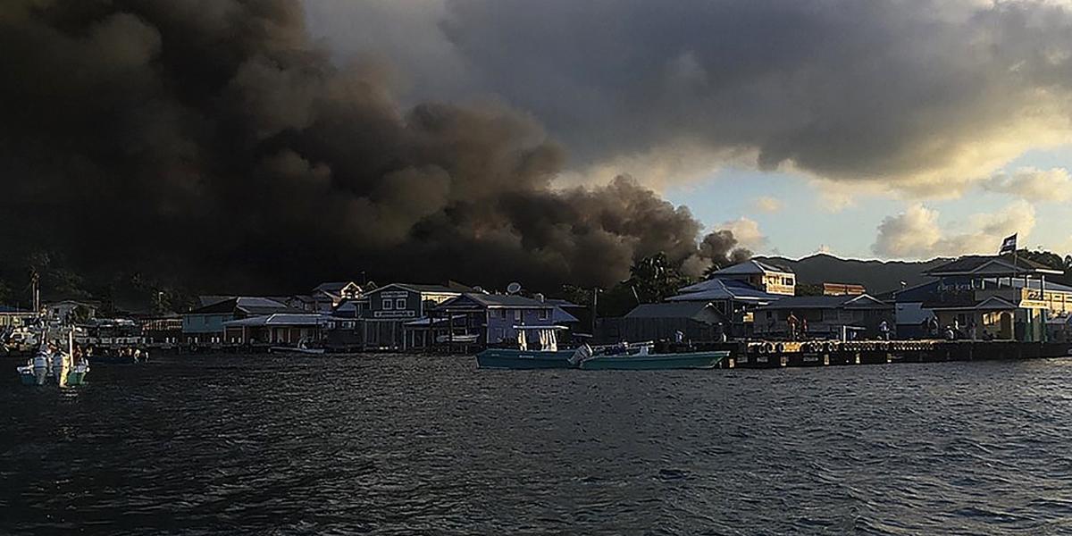 Los hondureños lamentan la destrucción y pérdidas tras el voraz incendio que calcinó al menos 90 casas y afectó a otras 120, dejando miles de damnificados en la isla turística de Guanaja, zona insular de Honduras.