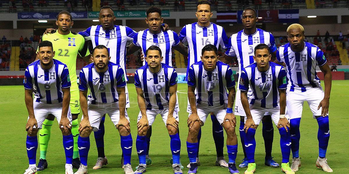 El 11 titular de Honduras posando previo al partido contra Costa Rica.