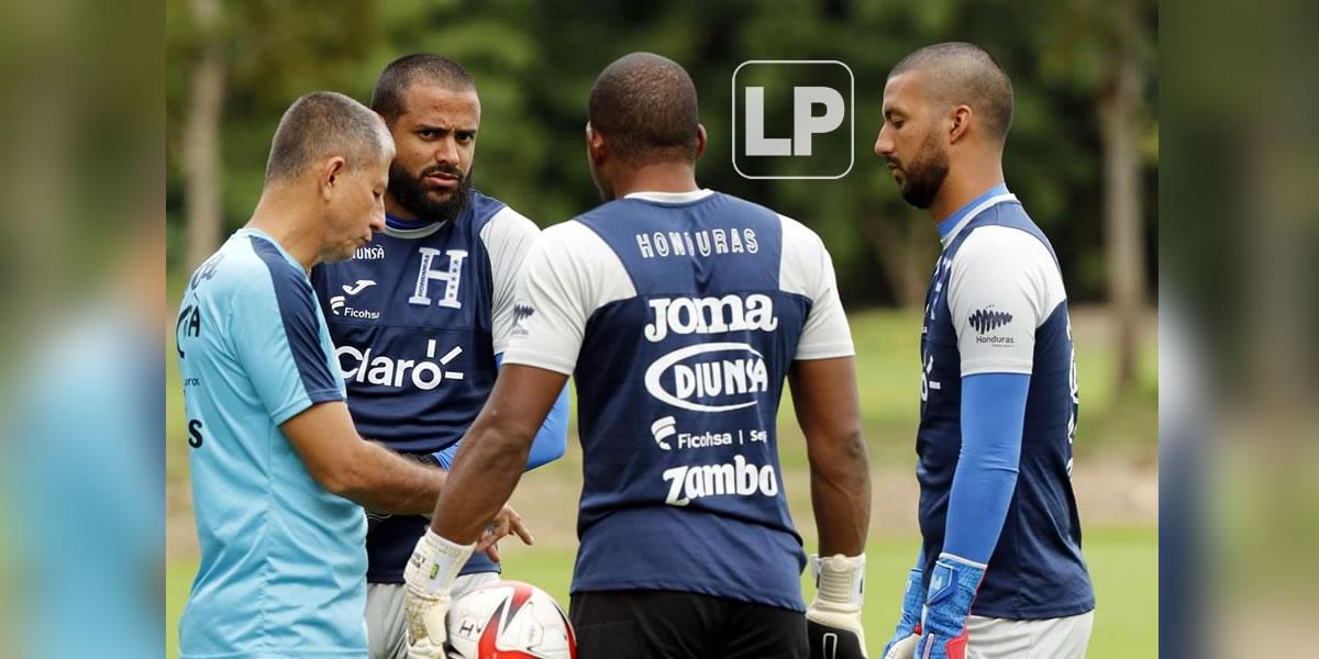 Luis ‘Buba‘ López, Edrick Menjívar y Roberto López charlando con el preparador de porteros de la Bicolor, Josué Reyes.