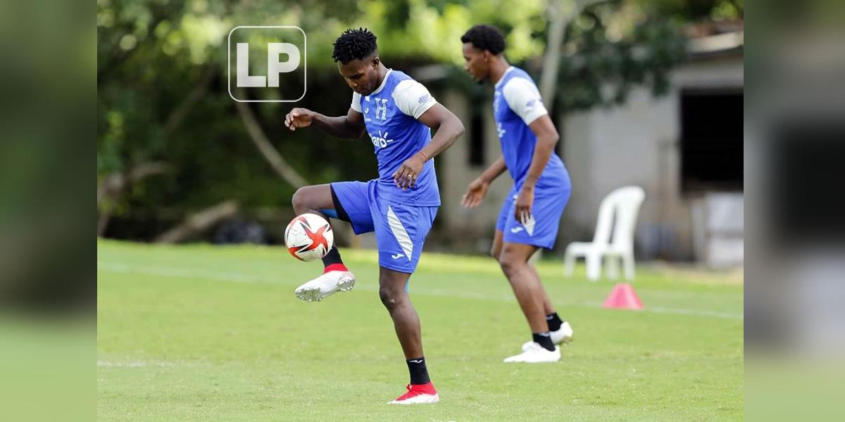 Román Rubilio Castillo dominando el balón. El delantero entró de cambio ante los panameños.