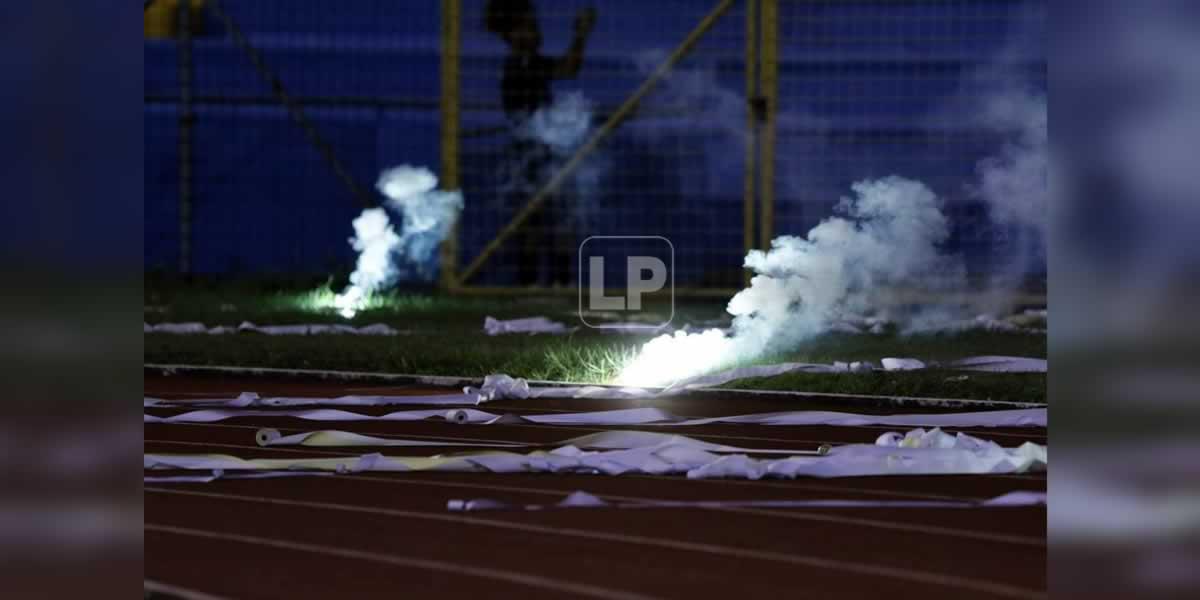 La afición del Motagua lanzó bengalas a la pista del estadio Olímpico.