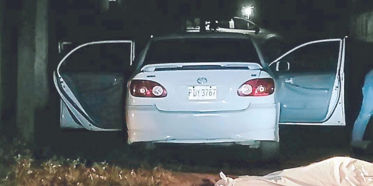 Las puertas del carro en el que se transportaban los hermanos que fueron asesinados quedaron abiertas después de que los bajaron y asesinaron.