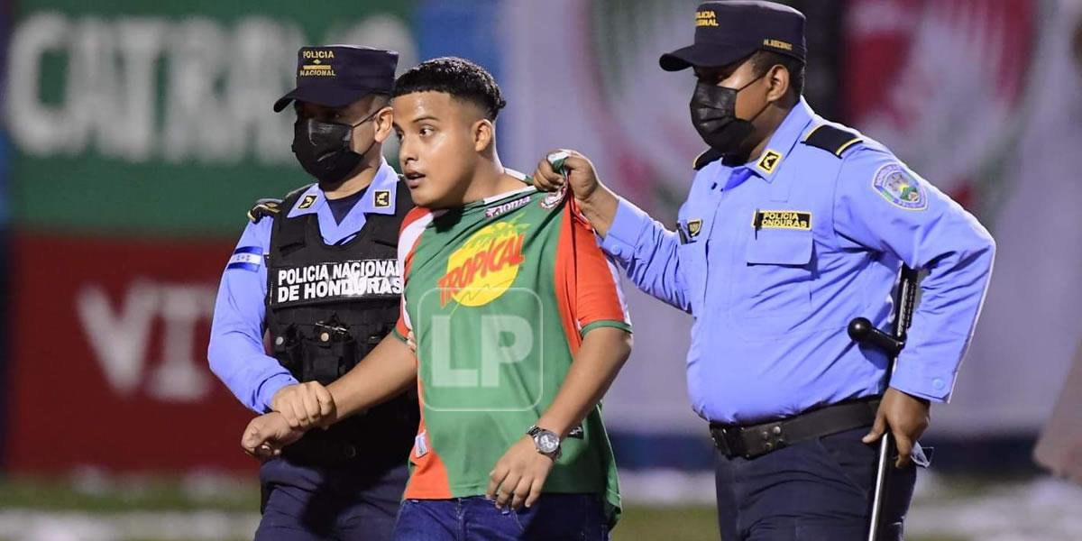 Un aficionado del Marathón fue detenido por la Policía Nacional al final del partido.