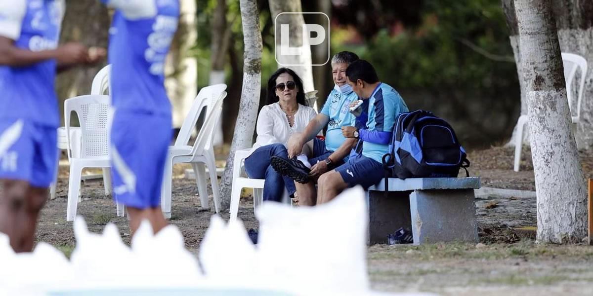 ‘Bolillo‘ Gómez junto a su esposa en la práctica de la Bicolor.