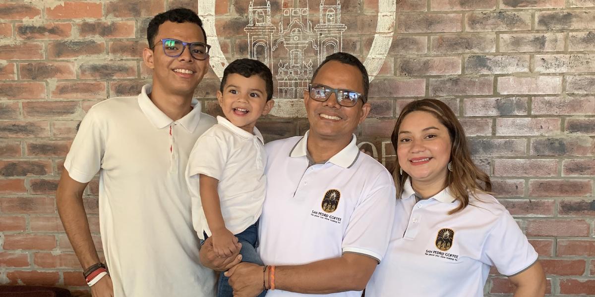 Familia abre rinconcito para tomar café en San Pedro Sula