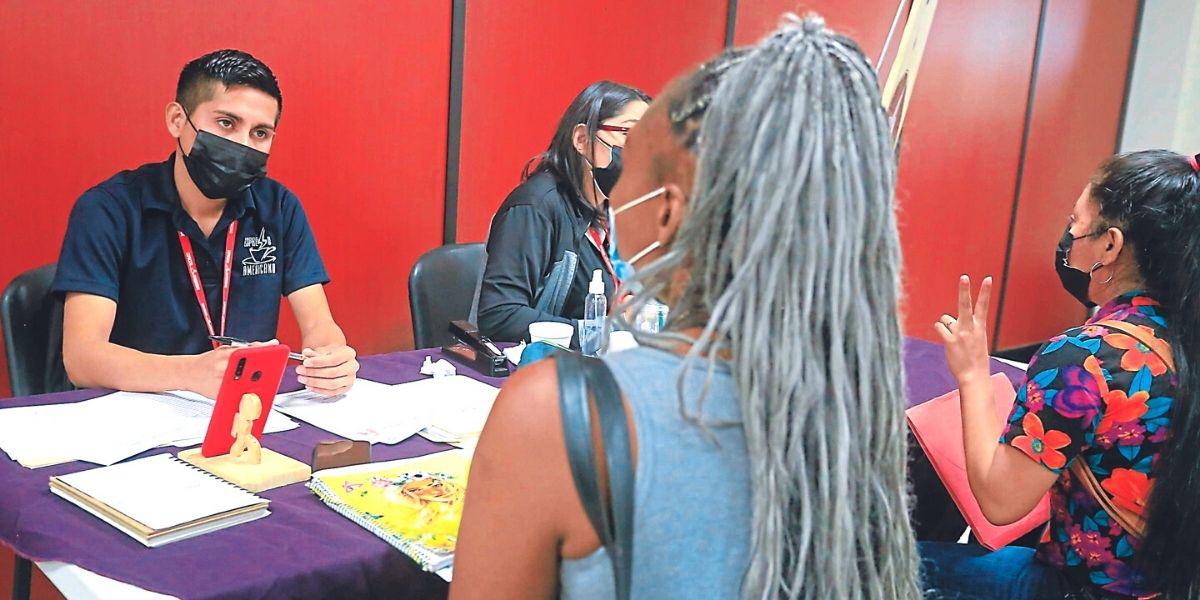 Más de 200 mujeres acuden a feria laboral en Ciudad Mujer