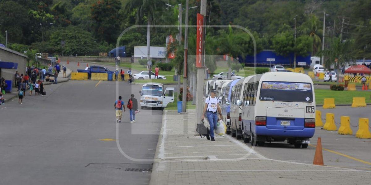 La terminal sampedrana vio cómo los motores de las unidades se apagaron y los pasajeros quedaban a la deriva.