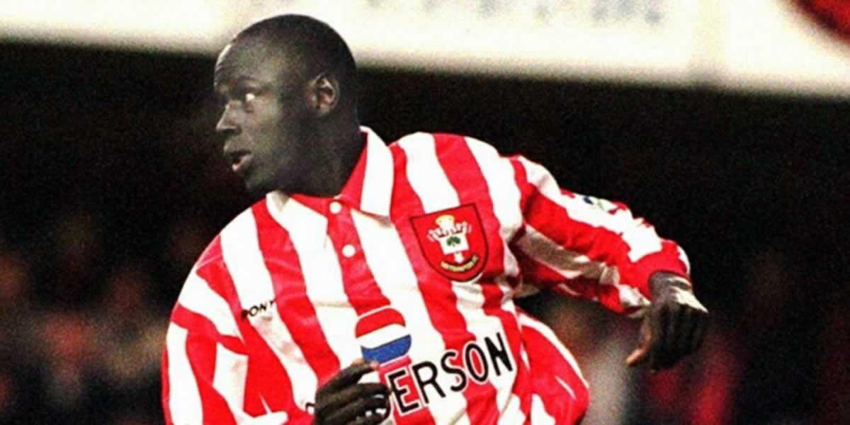 1. Ali Dia - El senegalés es catalogado el peor fichaje de la historia de la Premier League que llegó al Southampton en manera de estafa. El club inglés decidió fichar al atacante por una llamada falsa de supuestamente George Weah, que aconsejó el fichaje de su ‘primo’ Ali Dia, que había estado en las filas del PSG. Todo fue una mentira, que fue captada por todos los aficionados al fútbol cuando en su debut, el jugador entró al terreno de juego en el minuto 34 y fue sustituido en el 77 de lo perdido que estaba.