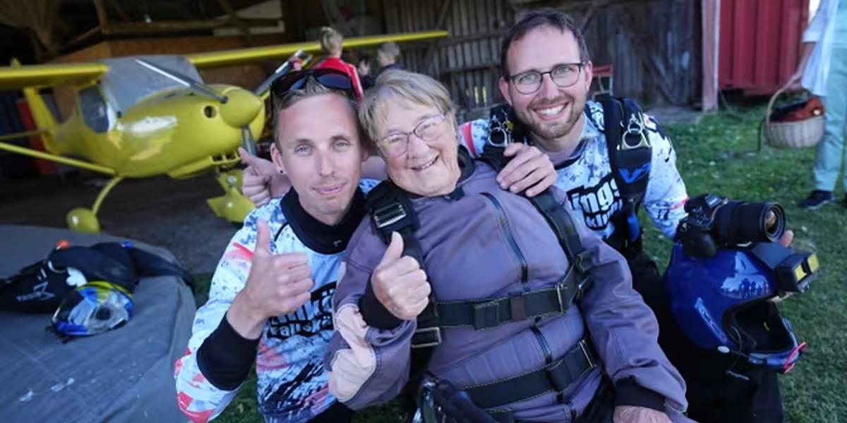 Una mujer de 103 años bate récord de la persona más anciana que salta en paracaídas