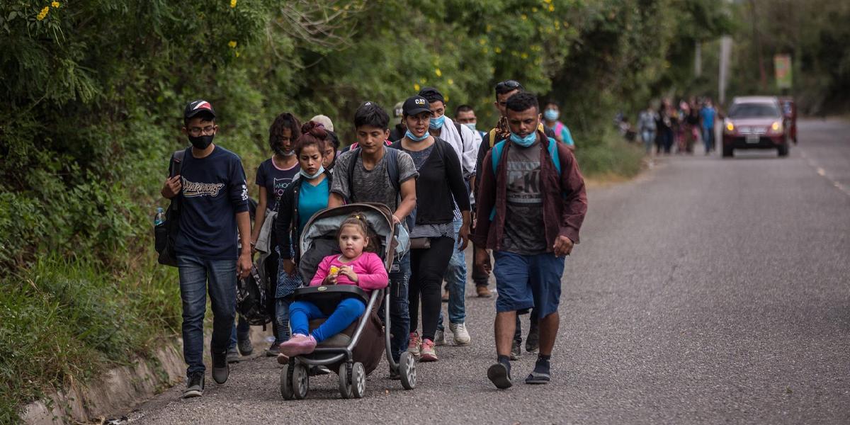 Miles de migrantes inician caravana desde frontera sur de México a la capital