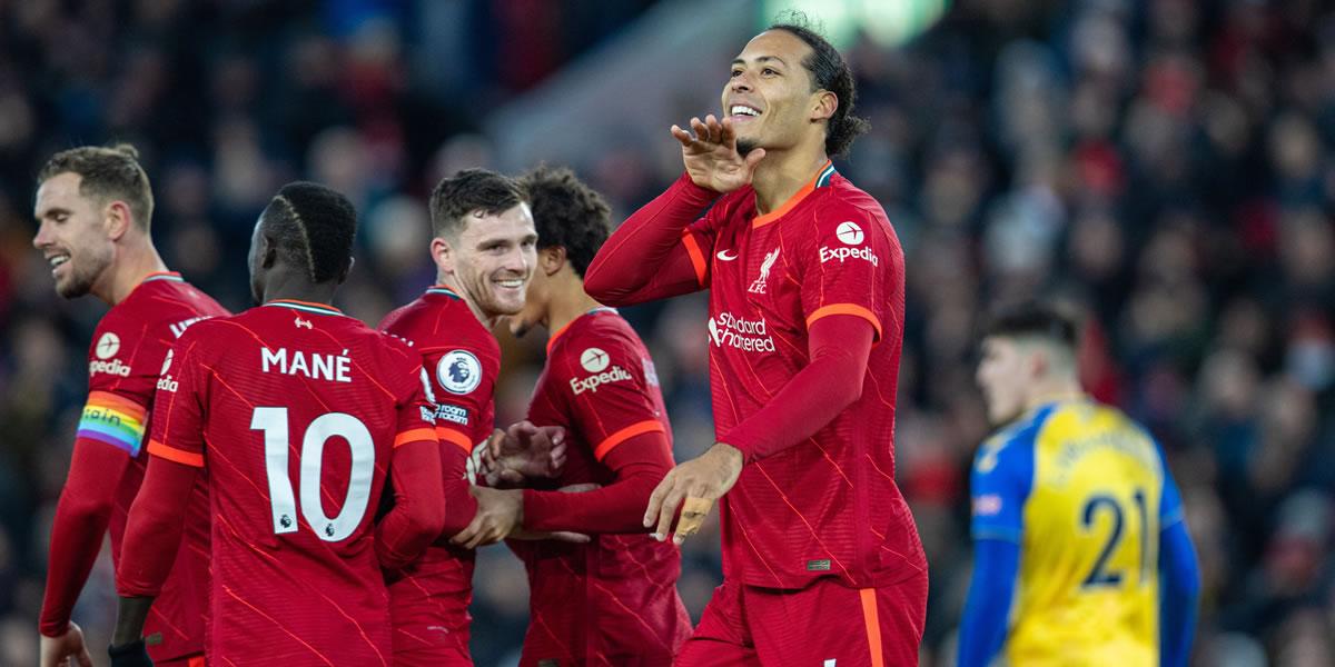 Liverpool pasa el rodillo al Southampton y acecha el liderato de la Premier League
