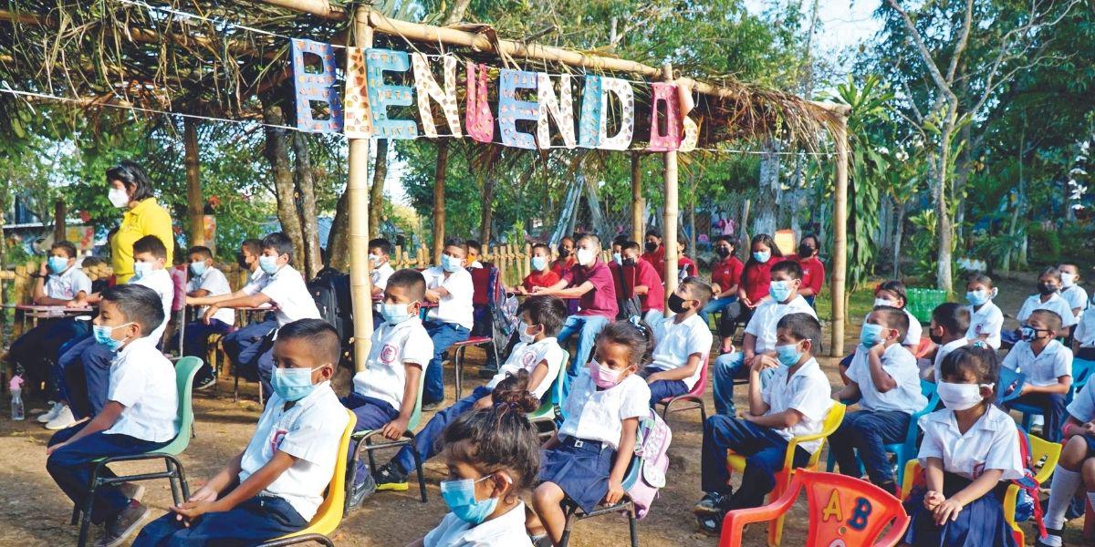 Educación promete construir centro a niños que reciben 300 días de clase