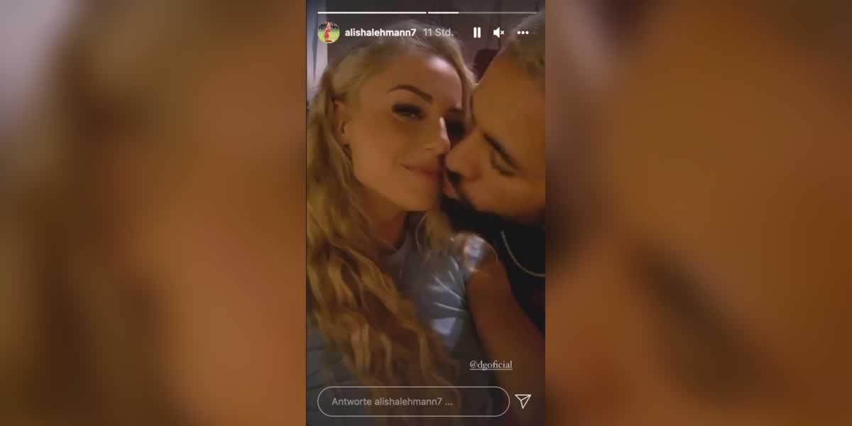 Los atletas del elenco masculino y femenino del Aston Villa aparecen dándose un beso en el video que colgó Alisha en Instagram.