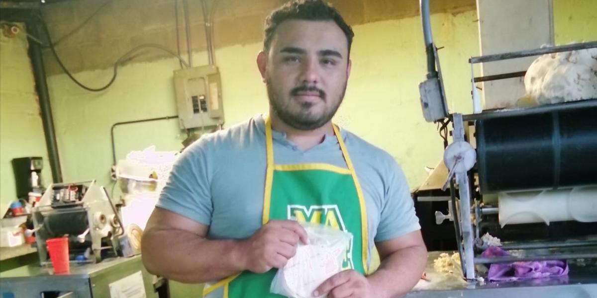 Joven hondureño emprende con microempresa de tortillas