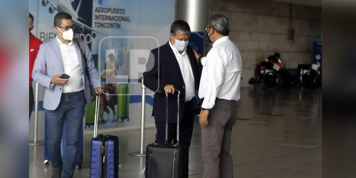 Gerardo Ramos, gerente de la Federación de Fútbol de Honduras, fue quien recibió al ‘Bolillo‘ Gómez en el aeropuerto Toncontín de la capital.