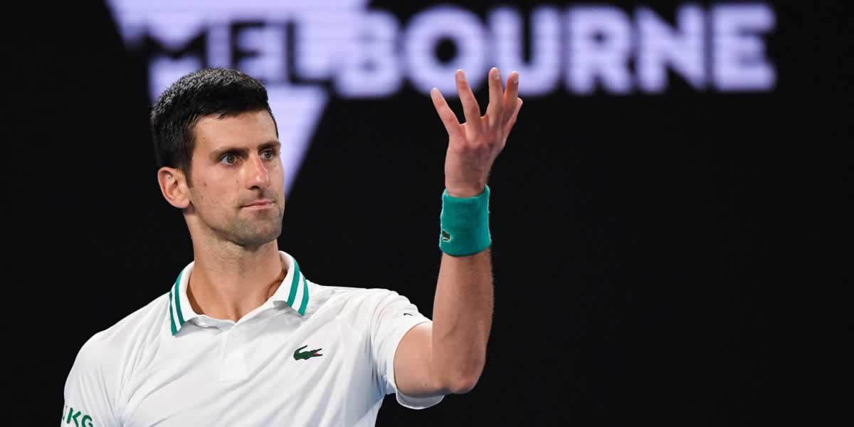 Djokovic consigue aplazar su expulsión de Australia