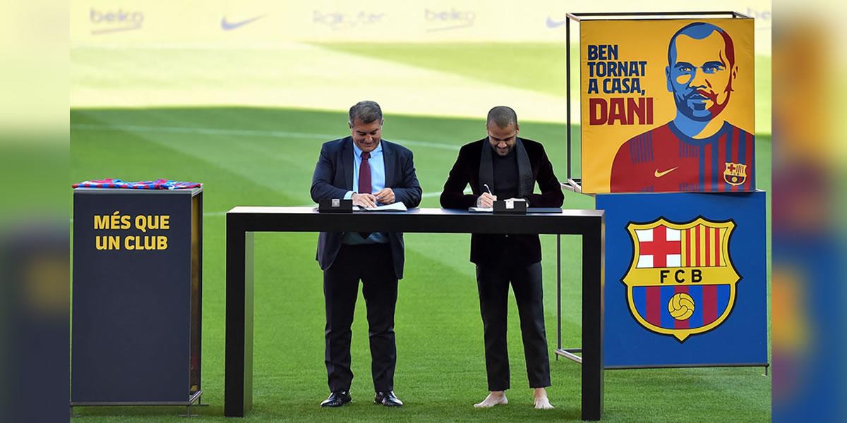 Dani Alves apareció descalzo en el Camp Nou y firmó su contrato con el Barça.