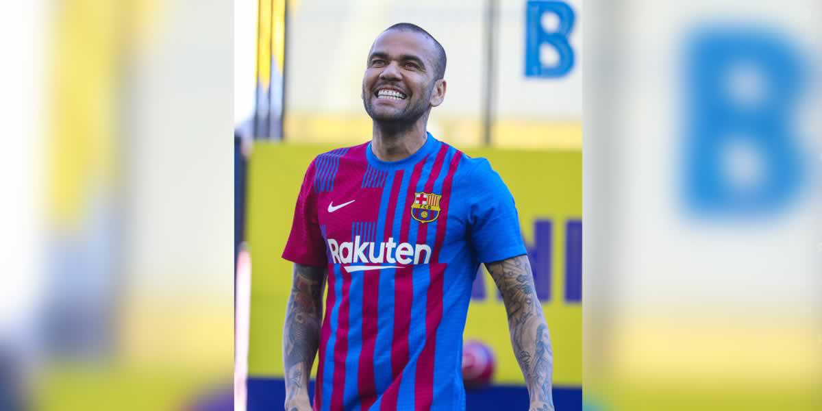 La sonrisa de Dani Alves durante su presentación.