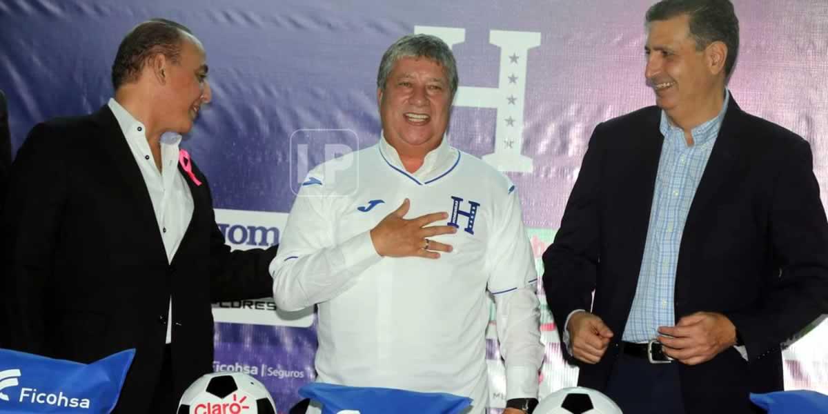 Muy sonriente posó ‘Bolillo‘ Gómez con la camiseta de la Selección de Honduras.