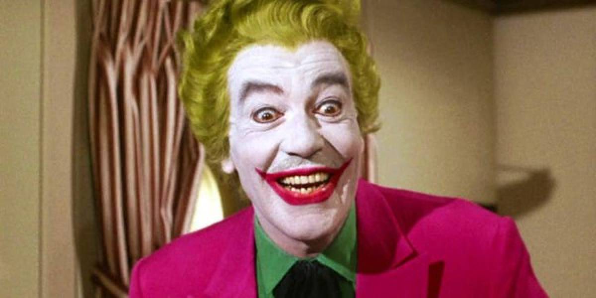 5. César Romero, el joker de la televisión<br/>Este fue el primer Joker de carne y hueso. No se sabe si es el mejor Joker de la historia, pero si tenía mucha carisma. <br/><br/>La serie de televisión Batman de los años 60 nos dio un Joker que fue inspirado en el alegre bromista de los cómics de los años 50, No es el asesino astuto que fue en la década de 1940 o el asesino sociopático que se convertiría en la década de 1980 y más tarde.<br/><br/>Este Joker fue interpretado por la leyenda de Hollywood Cesar Romero, quien apareció en 22 episodios durante las tres temporadas del programa.